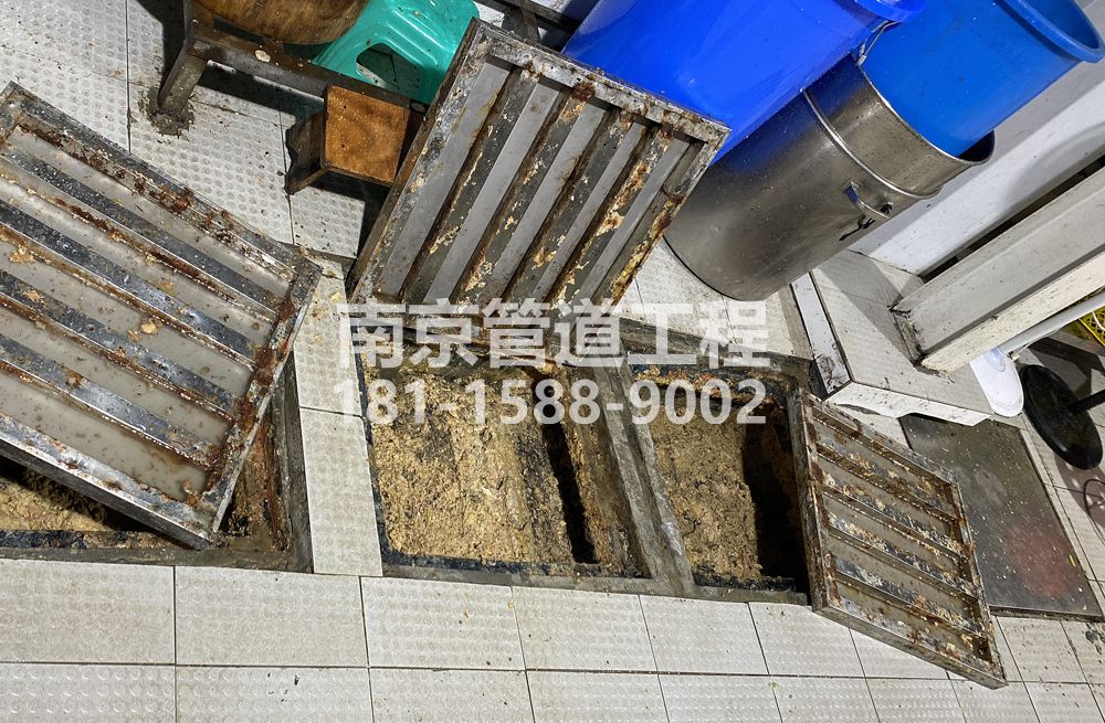 大同村城管中队食堂隔油池清理
