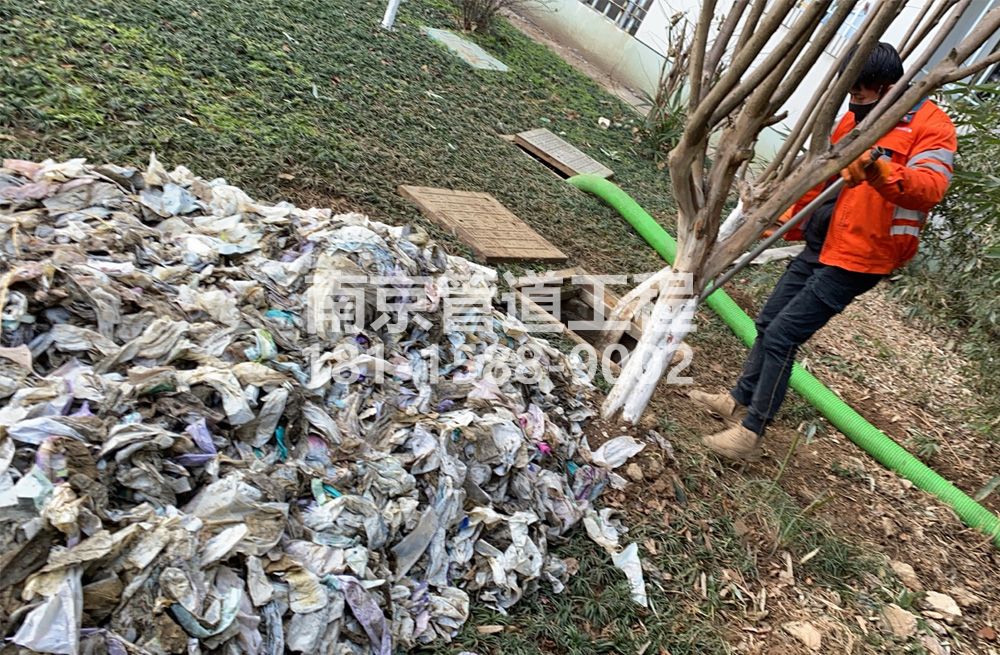 大同村化粪池垃圾清理
